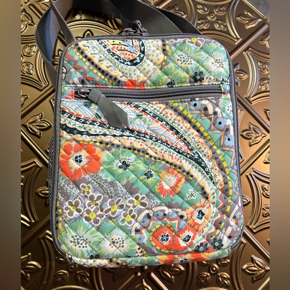 Vera Bradley adorable quilted lunch bag. Adjustable strap. perfect condition.
